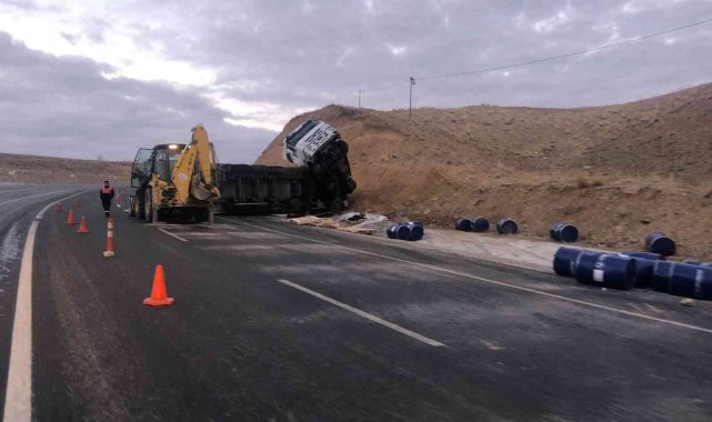 Başkale'de tır devrildi: 1 yaralı