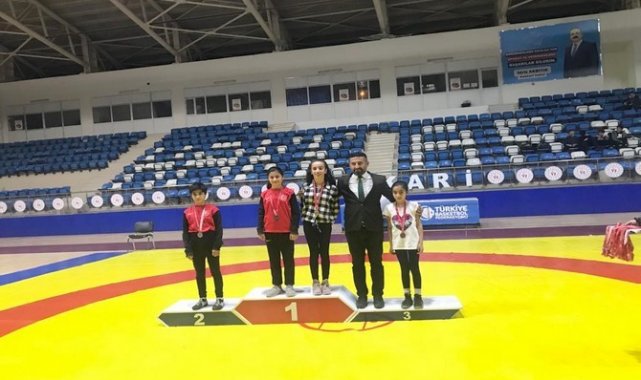 Başkan Arslan güreş turnuvası ödül törenine katıldı