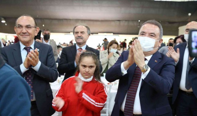 Başkan Böcek engelli bireylerler ve aileleriyle bir araya geldi