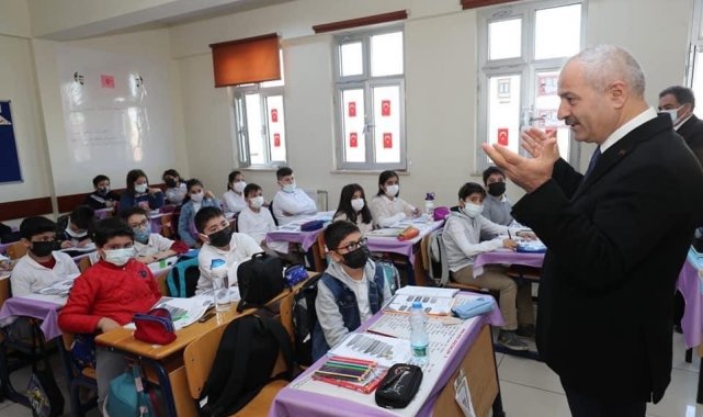 Başkan Büyükgöz, ilkokul öğrencilerini ziyaret etti