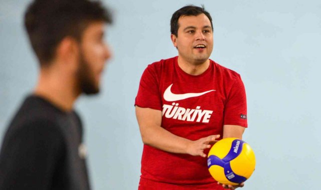 Başkan Çakın, gençlere sürpriz yaparak voleybol maçına katıldı