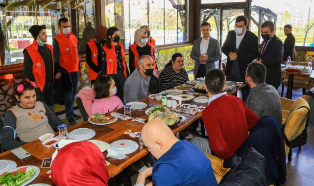Başkan Çakın özel gereksinimli çocuklarla bir araya geldi