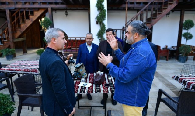 Başkan Çınar, sanatçıları tarihi konakta ağırladı