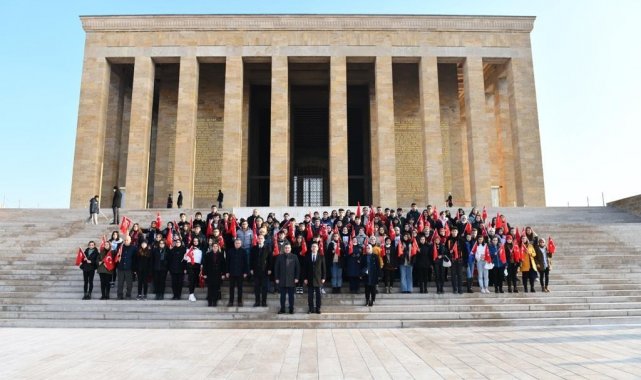 Başkan Kanar 99 öğrenci ile Ata&#039;nın huzuruna çıktı