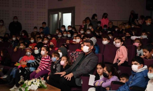 Başkan Kocaman, miniklerle tiyatro izledi