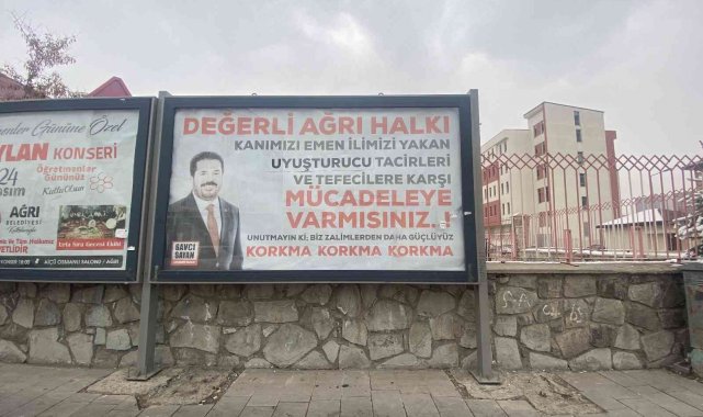 Başkan Sayan, uyuşturucu ile mücadeleye dikkat çekmek için afişler astırdı