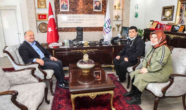 Başkan Tavlı, kendisi ile tanışmak isteyen otizmli genci ağırladı