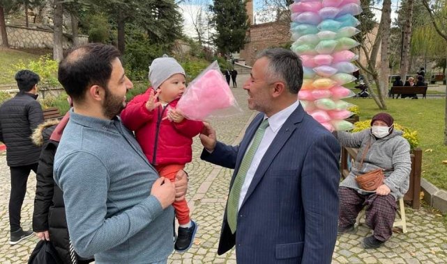 Başkan Yıldırım çocuklara pamuk şeker dağıttı