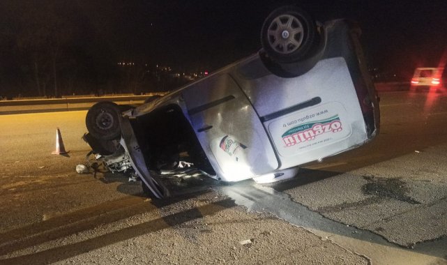 Başkent'te hafif ticari araç takla attı: 2 yaralı