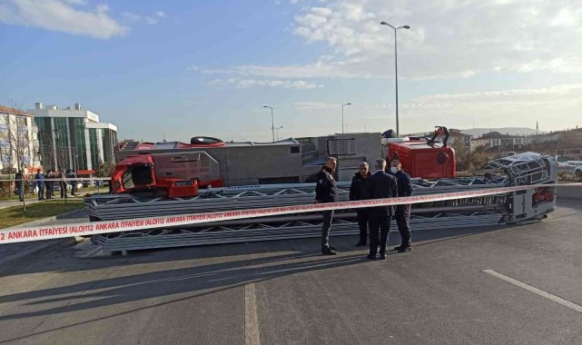 Başkent'te itfaiye aracı devrildi: 2 yaralı