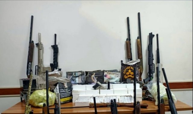 Baskın yapılan evlerden cephaneliğe yetecek silah çıktı