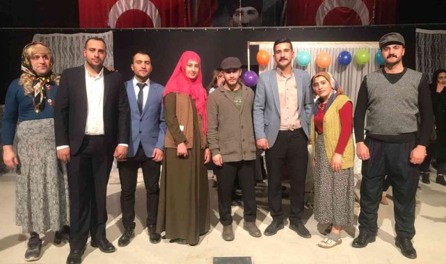 Başlık ve süt parasına tiyatro gösterisi ile tepki gösterdiler