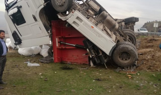 Batman'da freni boşalan kamyon takla attı: 1 yaralı