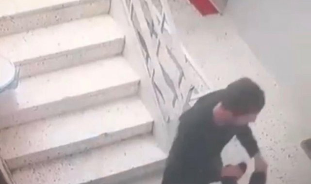 Batman'da kapı önündeki ayakkabıları seçip çalan hırsız kamerada