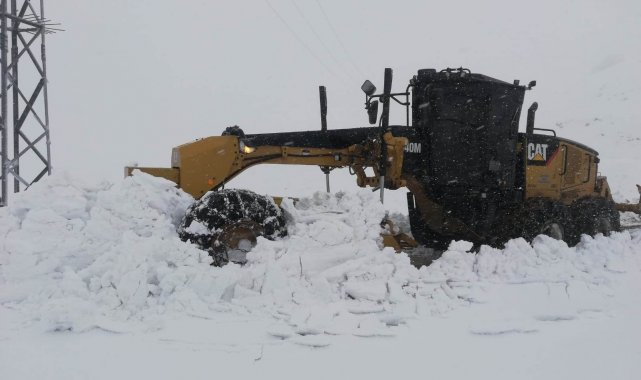 Batman'da kar yağışı nedeniyle kapanan köy yolları ulaşıma açıldı