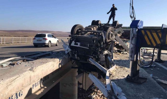 Batman'da köprüden uçan tır askıda kaldı: 2 yaralı