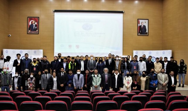 Bayburt Üniversitesi ev sahipliğinde düzenlenen 'Kültür Akademisi' konferansları devam ediyor