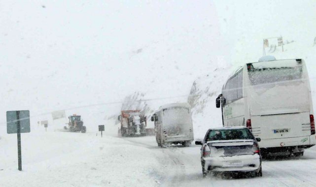 Bayburt'a aralık karla geldi