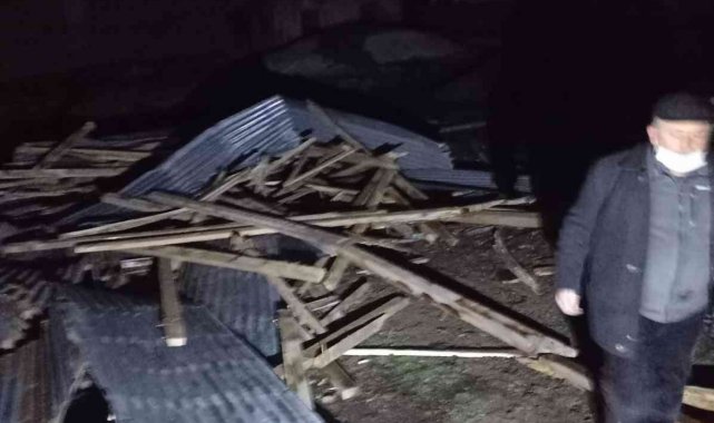 Bayburt'ta fırtına çatıları uçurdu