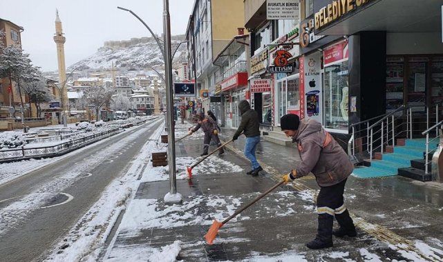 Bayburt&#039;ta kar yağışıyla birlikte ekipler sahaya indi