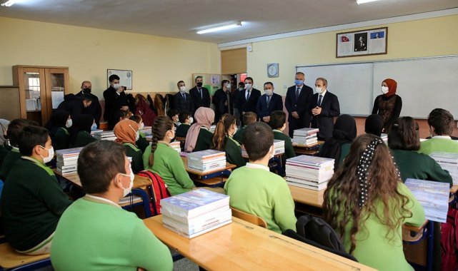 Bayburt'ta öğrencilere yardımcı kaynak dağıtımı başladı