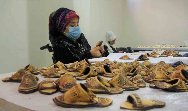 Bedensel engelli Ayşe, el beceri kursunda engelini aşmak istiyor