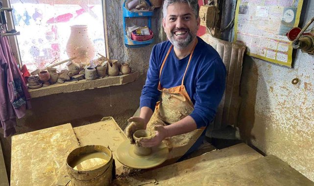 Belediye başkanı kolları sıvadı, çömlek tezgahına geçti
