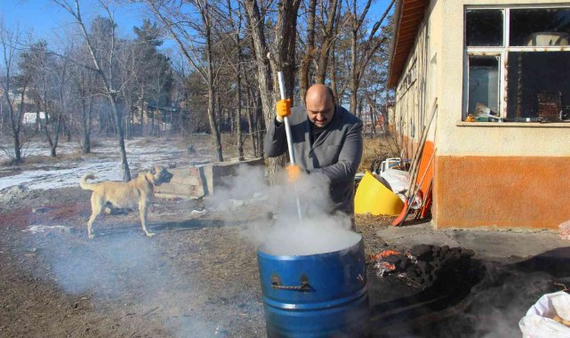 Belediye Başkanı kolları sıvadı, dev kazanlarda kemik pişirip hayvanları elleriyle besledi