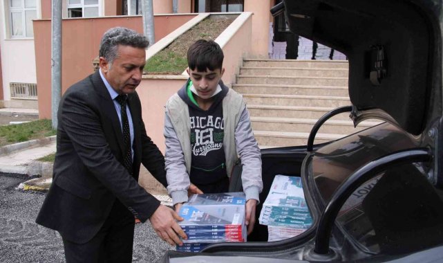 Belediye başkanı öğrenciler için makam aracıyla köy köy gezip kitap dağıtıyor