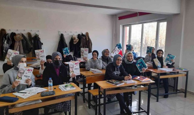 Belediye başkanından öğrencilere kitap desteği devam ediyor