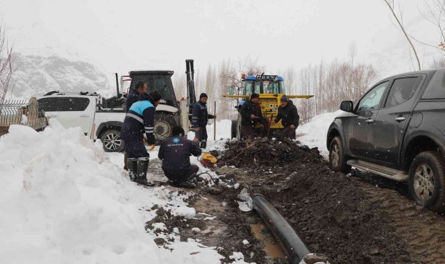 Belediye ekipleri kar yağışı altında su arızası onardı
