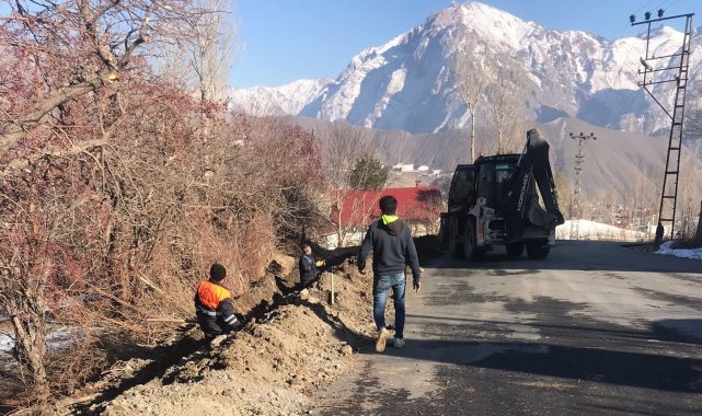Belediye ekiplerinin dondurucu havada su mesaisi