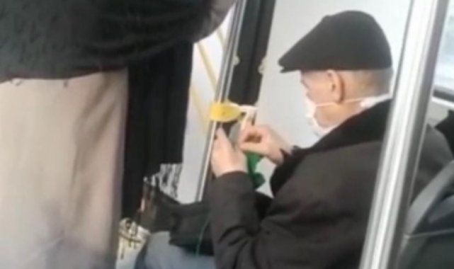 Belediye otobüsünde örgü ören yaşlı amcayı görenler gözlerine inanamadı