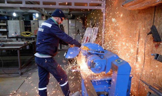 Belediye yağmur suyu ızgarasını kendi yapıyor