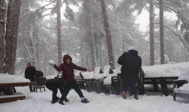 Belenova beyaza büründü, çocuklar doyasıya eğlendi