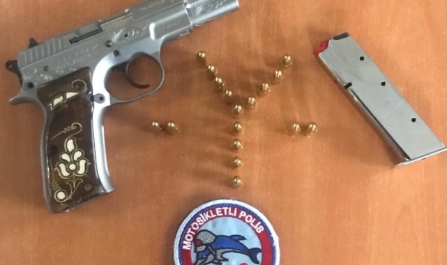 Belinde ruhsatsız tabancayla gezen şahsı polis yakaladı