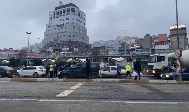 Beton mikseri otomobile çarptı