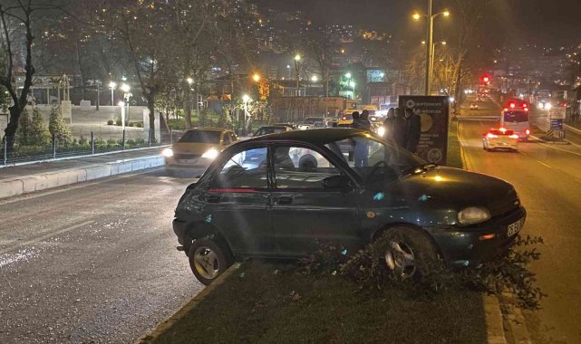 Beton mikserinin çarptığı otomobil refüje çıktı