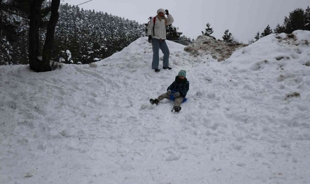 Beyaz örtüyle kaplanan Abant&#039;a tatilci akını