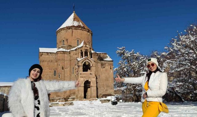 Beyaza bürünen Akdamar Adası&#039;na İranlı turistlerden yoğun ilgi