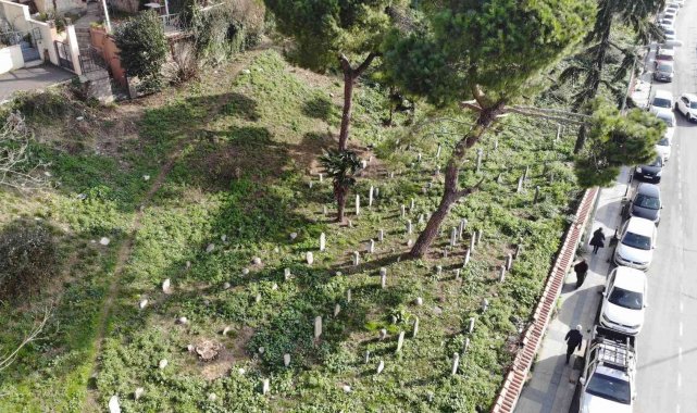 Beykoz' da tarihi mezarlık definecilerin talanına uğradı