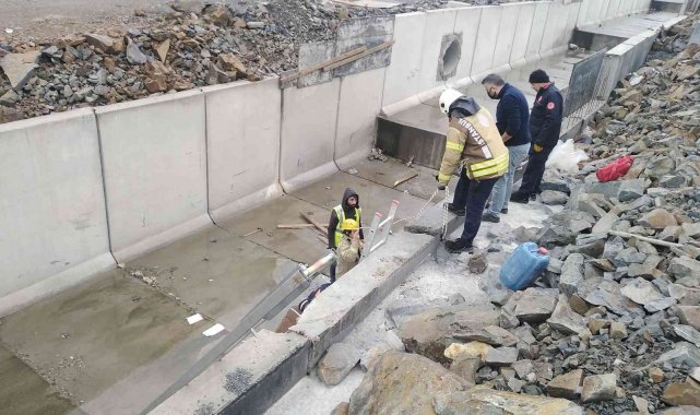 Beylikdüzü'nde bir işçi 5 metre yükseklikten kanala düştü