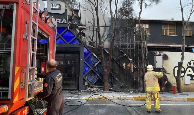 Beylikdüzü'nde iki katlı kafede yangın