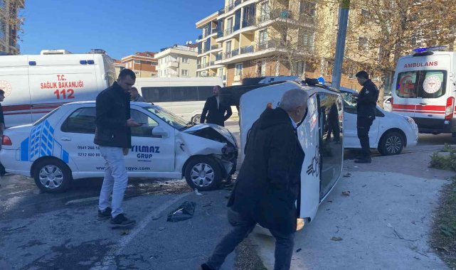 Beylikdüzü'nde kazada araç yan yattı: 2 yaralı