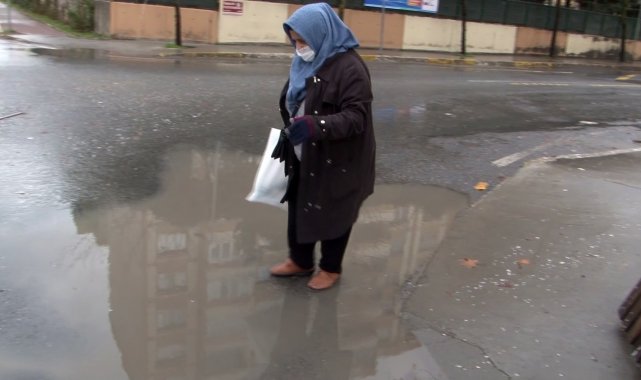 Beylikdüzü'nde yollar göle döndü, vatandaş isyan etti