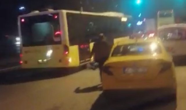Beyoğlu'nda korku dolu anlar kamerada: Taksicinin ittiği kadın otobüsün altında kalıyordu