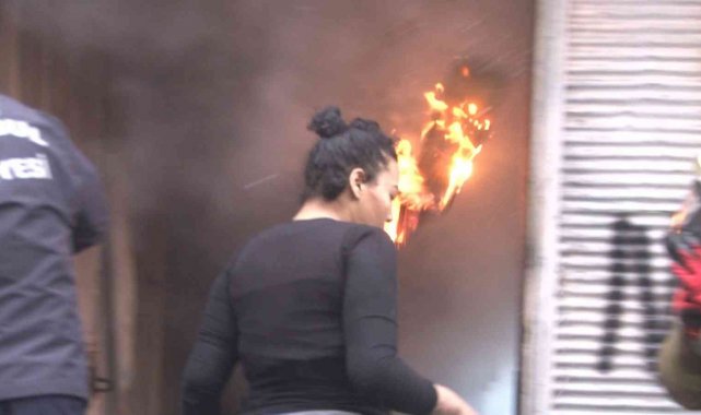 Beyoğlu'nda yangın: Bir kadın itfaiye ekiplerine yardım edeyim derken yaralanıyordu