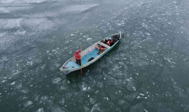 Beyşehir Gölü'ndeki balıkçıların buzla mücadelesi sürüyor
