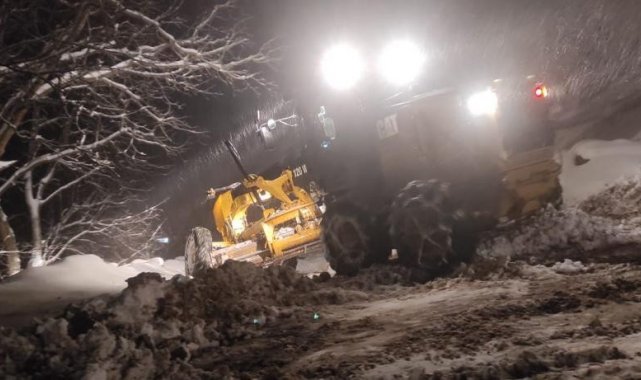 Beytüşşebap'ta ekiplerin karla mücadelesi devam ediyor