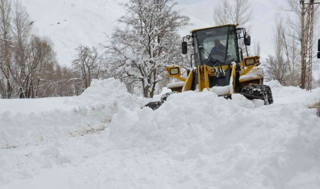 Beytüşşebap&#039;ta kar kalınlığı 1 metreyi geçti, ev ve araçlar kara gömüldü